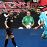 Leon Avdullahu (à droite) célèbre l'égalisation d'Hoffenheim face au Bayer Leverkusen samedi. KEYSTONE/EPA/FABIAN STRAUCH